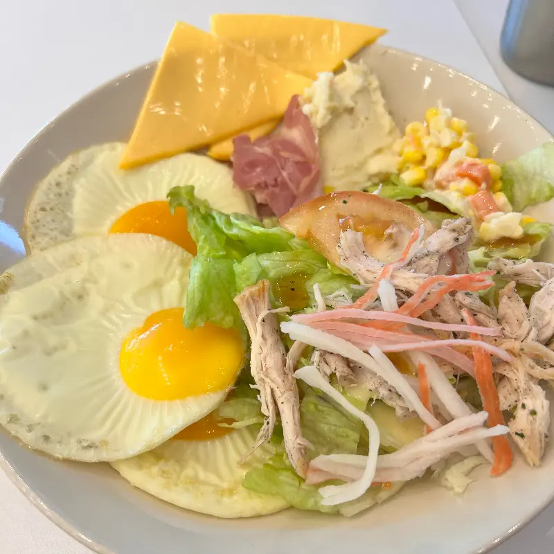 샐러드와 계란, 치즈 등이 담긴 샐러드 빵