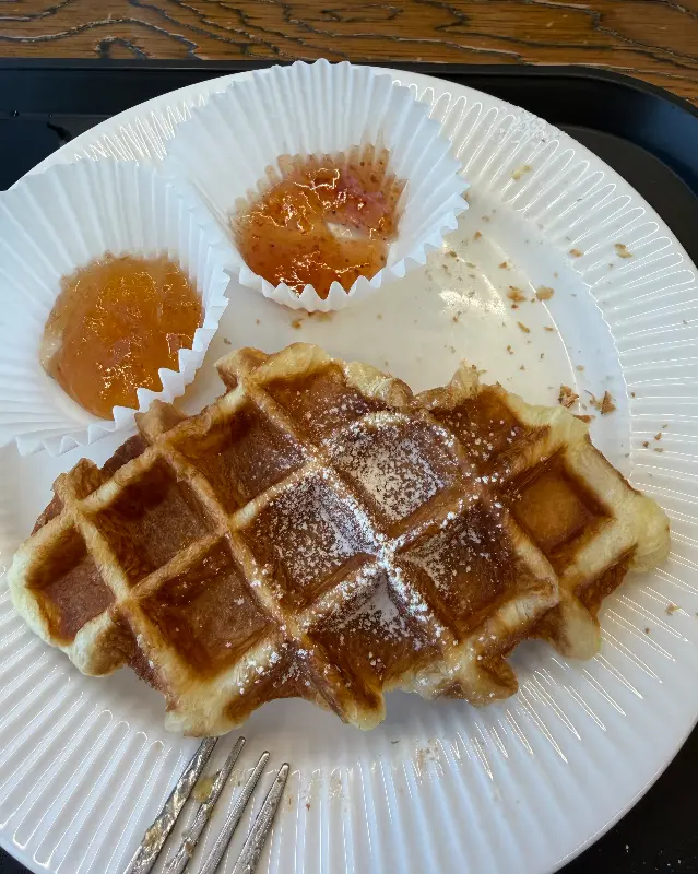 와플 위에 잼이 얹혀져 있다. 달콤한 잼과 바삭한 와플의 조합이 훌륭하다.