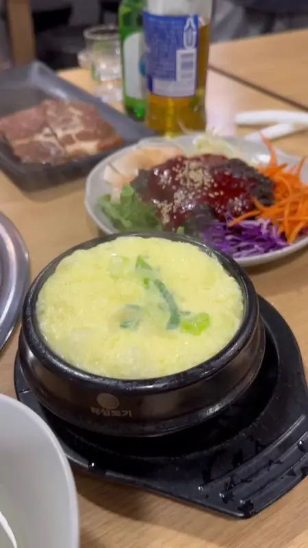 뚝배기에 담겨 보글보글 끓는 계란찜