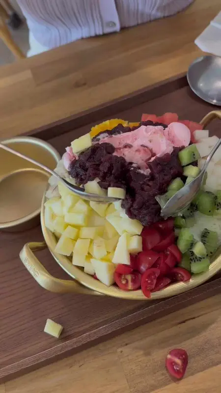 탐스러운 과일이 가득한 과일 빙수