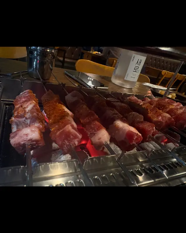 불판 위에서 맛있게 구워지는 양꼬치