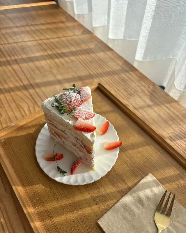 눈처럼 하얀 생크림 위에 빨간 딸기가 콕콕 박힌 딸기 케이크