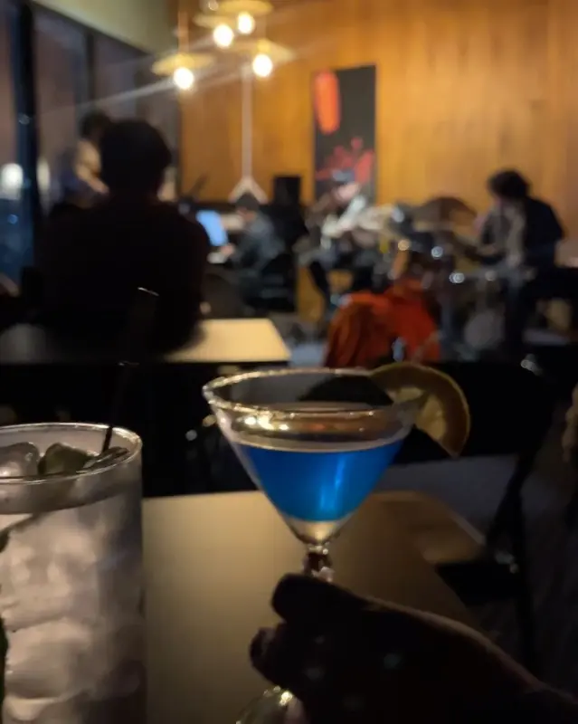 라이브 재즈 공연과 함께 즐기는 칵테일