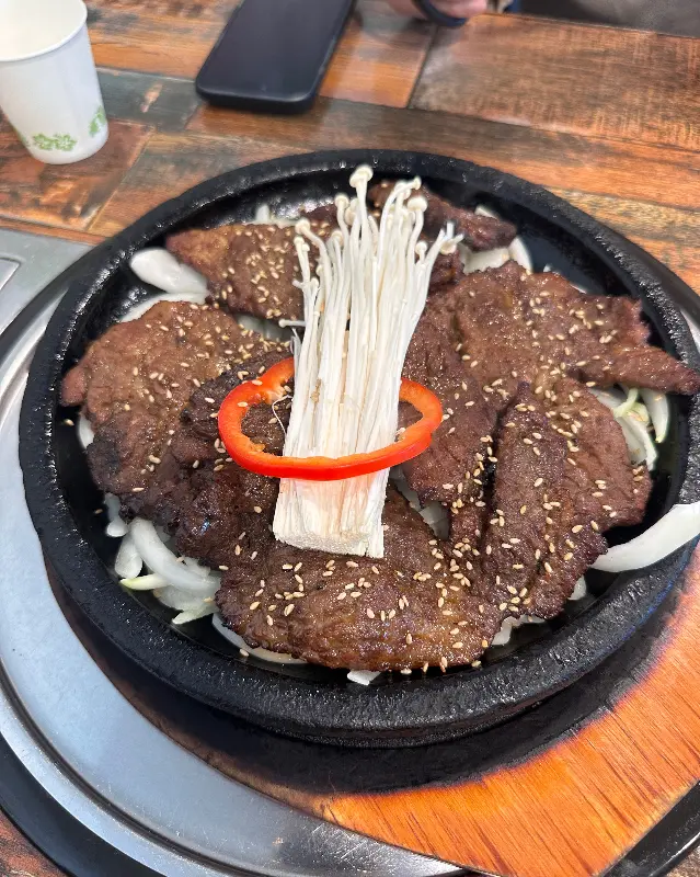 돌판 위에서 지글거리는 석갈비