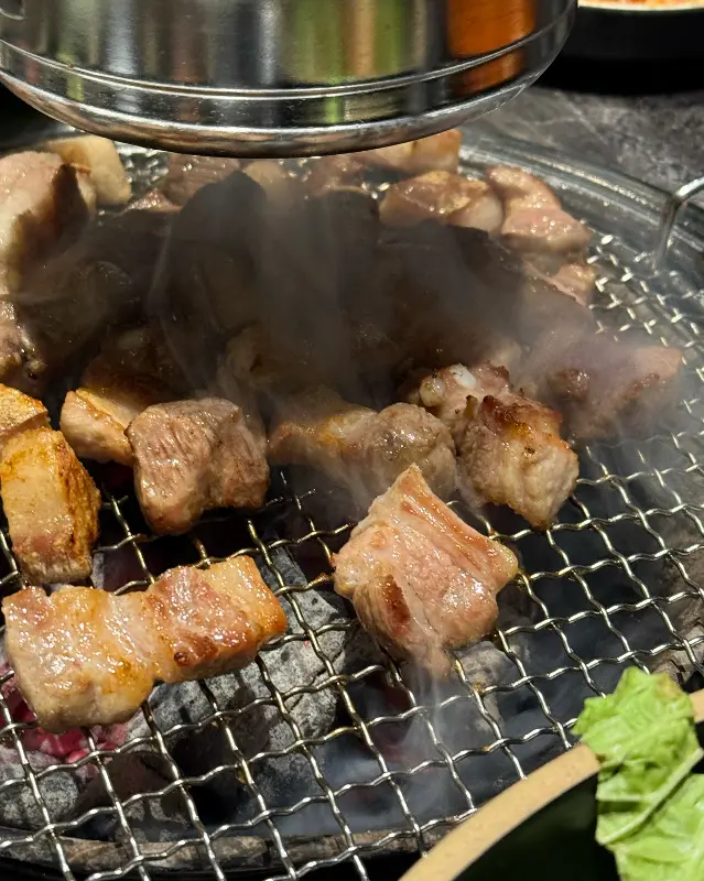 숯불 위에서 구워지고 있는 흑돼지