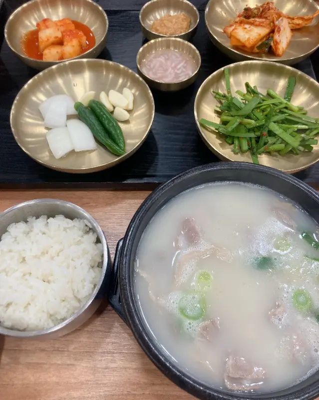 돼지국밥 한 상 차림