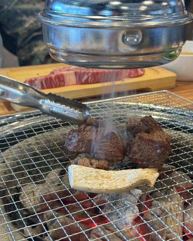 숯불 위에 구워지는 꽃갈비살