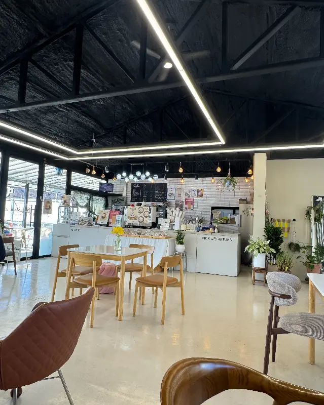 넓고 깔끔한 카페 내부