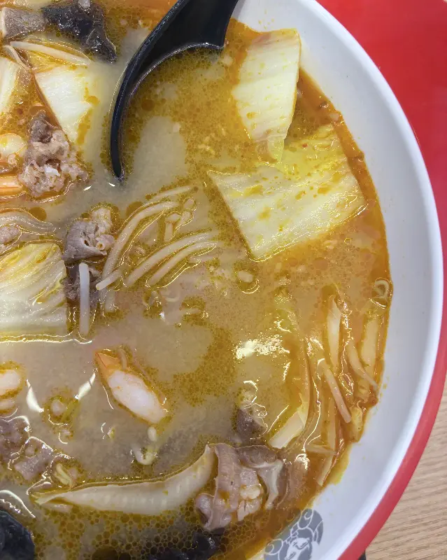 마라탕 국물에 담긴 푸주, 새우, 소고기 등 다양한 재료들