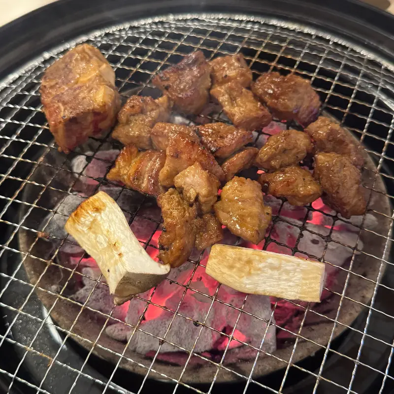 숯불 위에서 익어가는 유자 돼지갈비