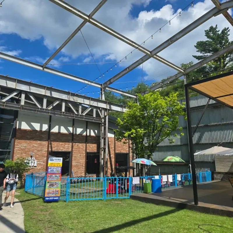 카페 외부 전경