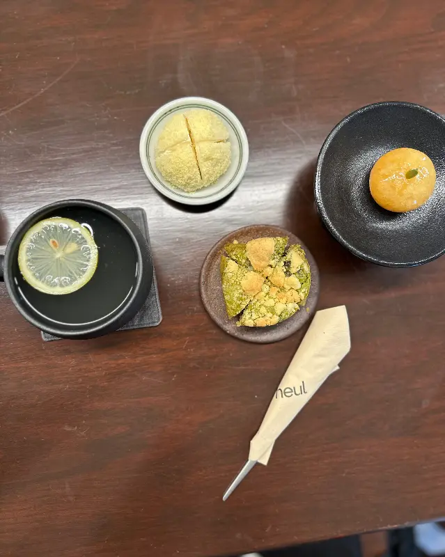 정갈하게 담긴 디저트 한 상