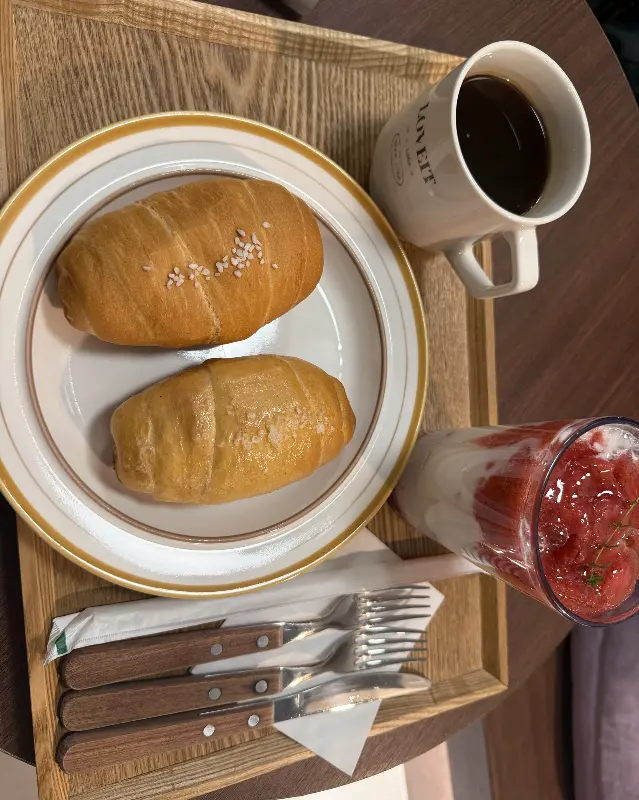 소금빵과 커피, 딸기 라떼