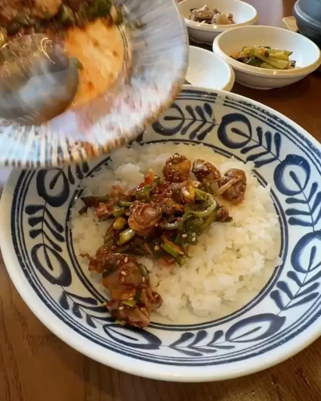 꼬막비빔밥 비비는 모습