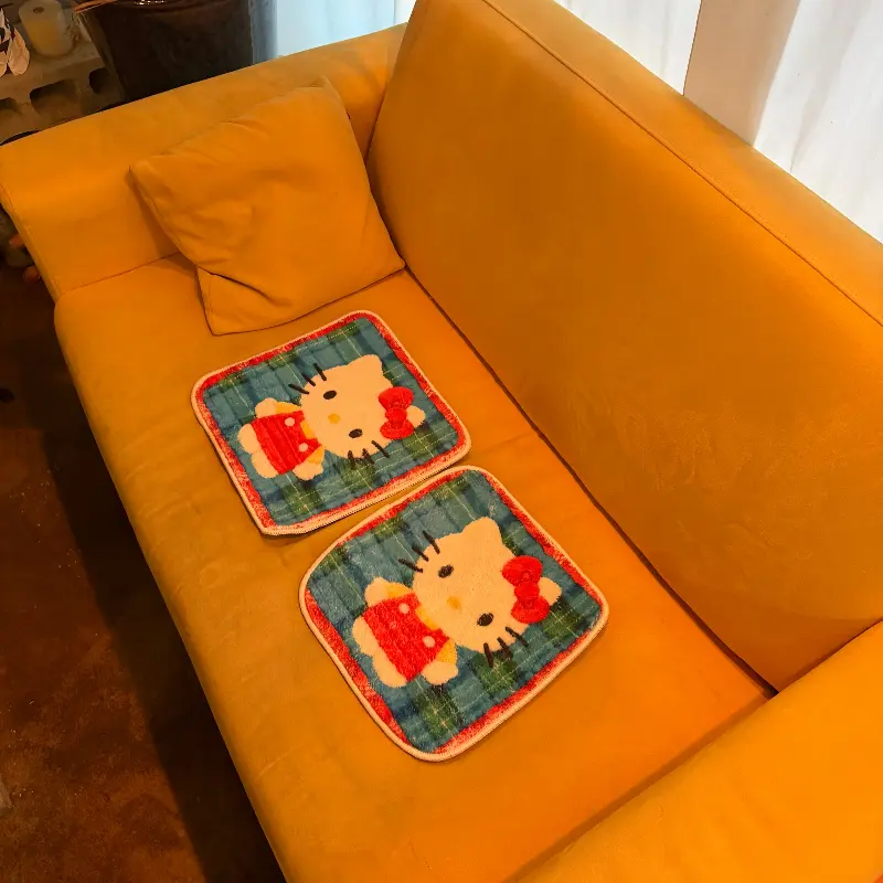 키티 캐릭터가 그려진 방석이 놓인 소파