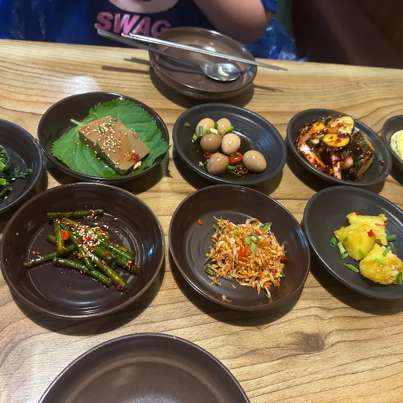 다채로운 기본 반찬