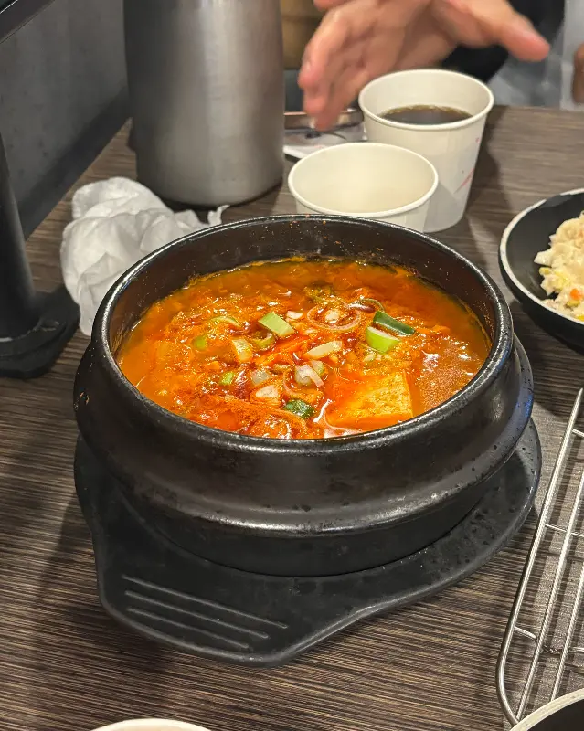 불판 위에서 맛있게 익어가는 꽃삼겹살
