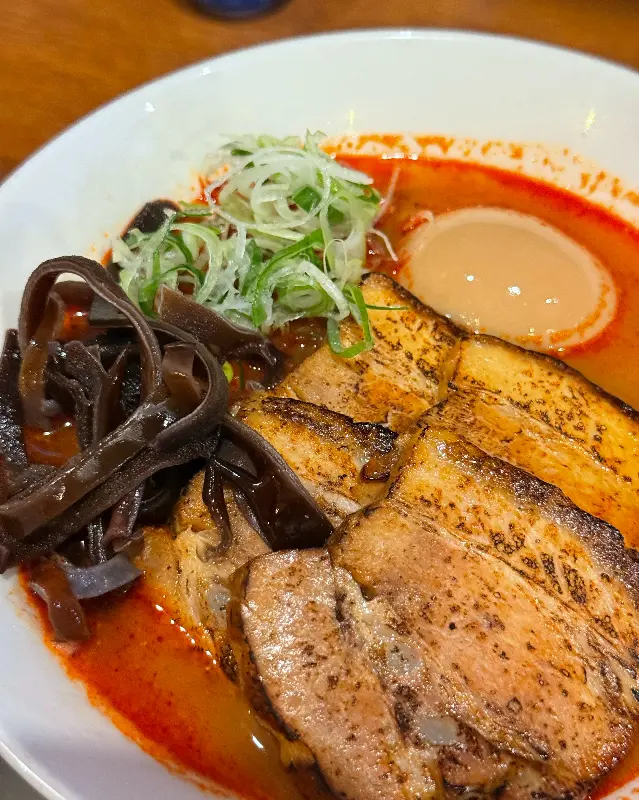 얼큰한 국물이 매력적인 매운 돈코츠 라멘