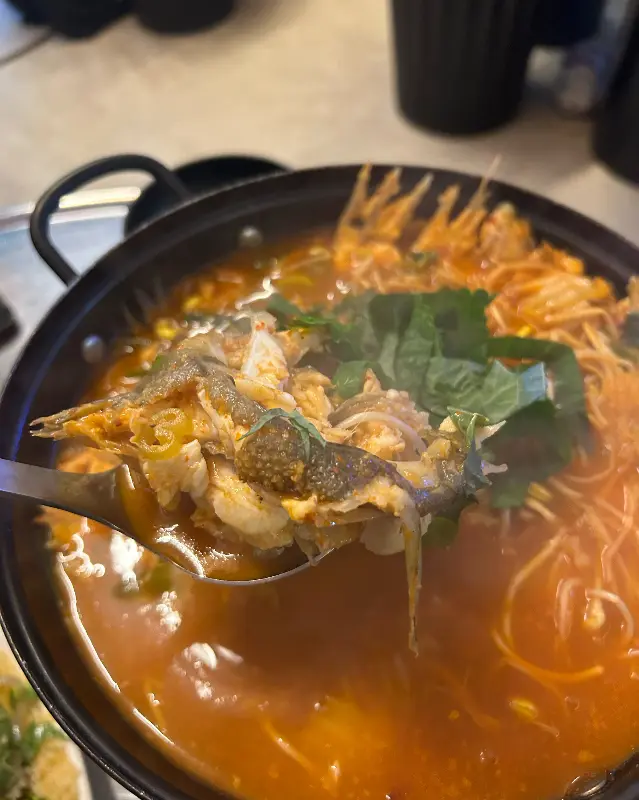 푸짐한 양을 자랑하는 조개칼국수