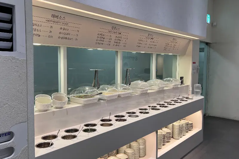 다양한 소스 재료가 준비된 소스바