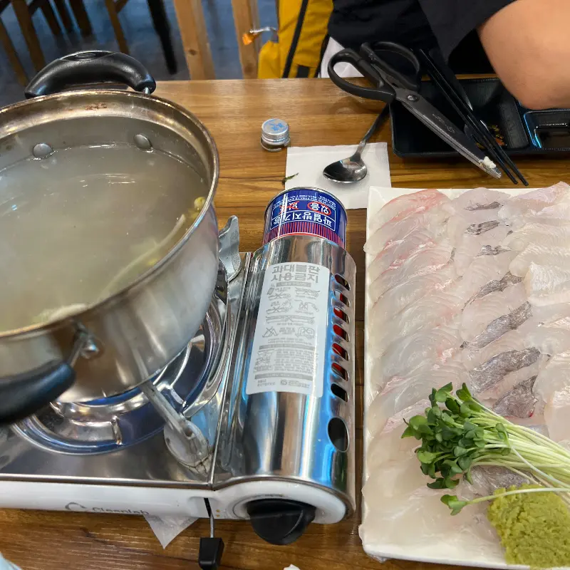 테이블 위 푸짐한 한 상 차림