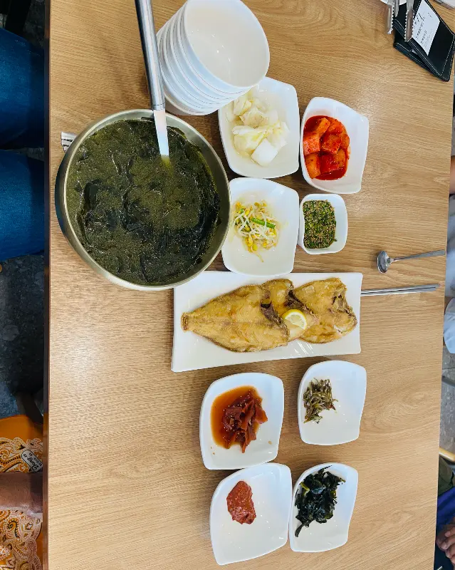 다양한 밑반찬과 전복죽