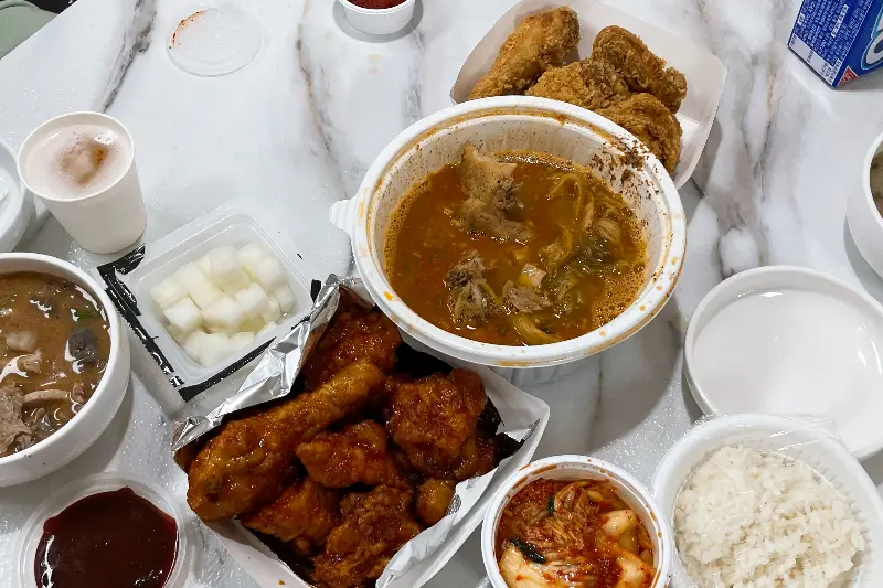 푸짐하게 차려진 치킨 한 상