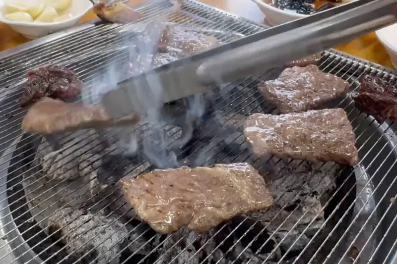 숯불 위에서 익어가는 살치살