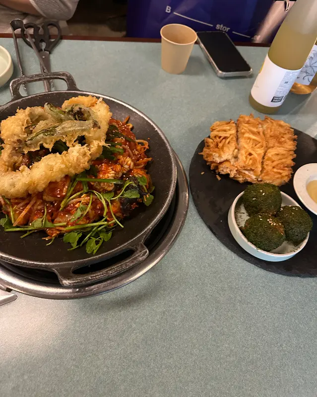 푸짐한 한 상 차림: 아구찜, 감자전, 주먹밥