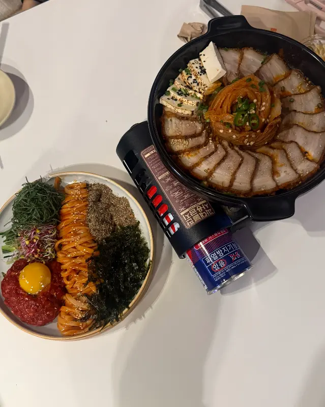 육회 칼빔면과 돼지김치찜