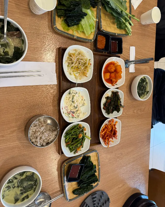 푸짐하게 차려진 한 상 전체 사진