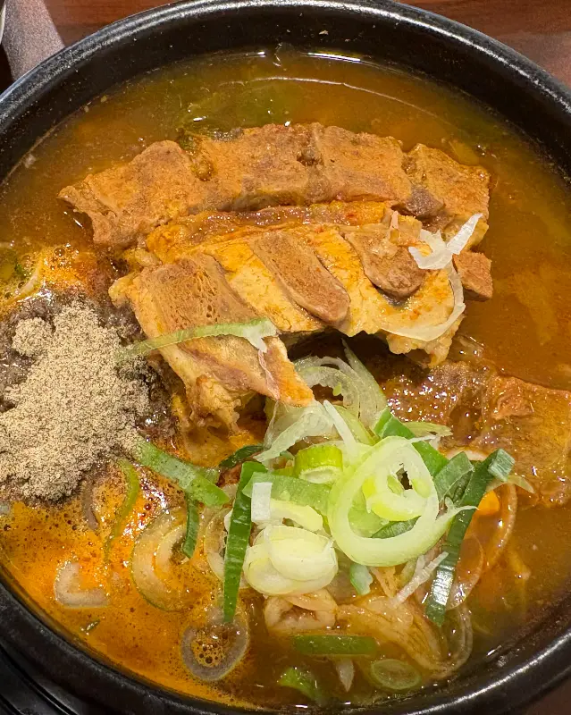 돈뼈공방 뼈해장국의 먹음직스러운 비주얼