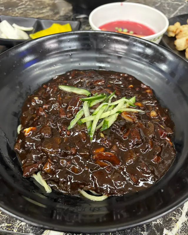 윤기가 흐르는 짜장면