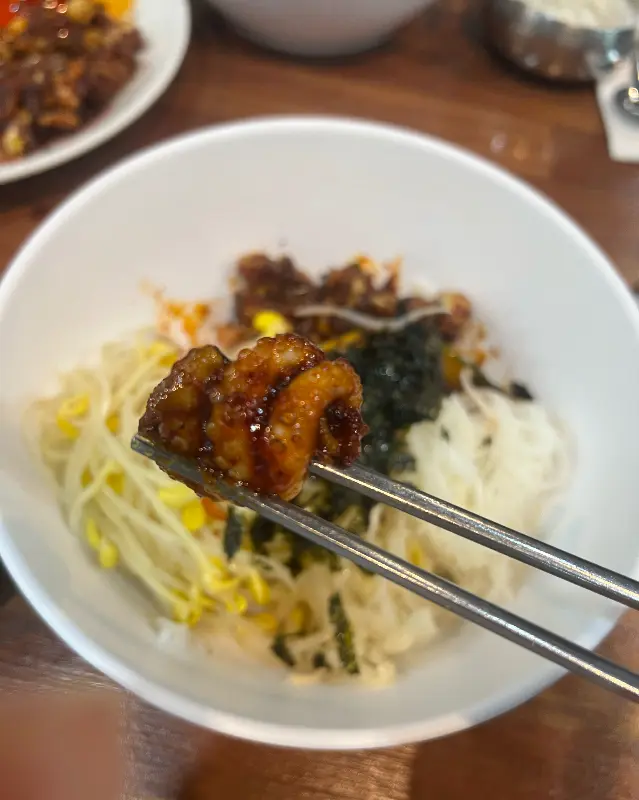 깔끔하게 차려진 만복이쭈꾸미낙지볶음의 기본 반찬