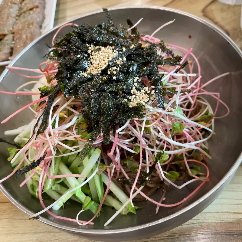 푸짐한 막국수 한 그릇