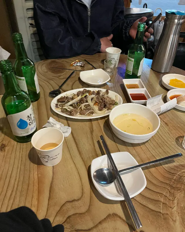 다양한 메뉴를 즐기는 손님들