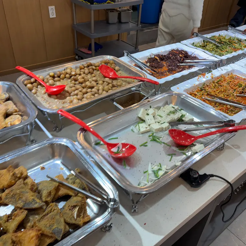 푸짐한 뷔페 음식 코너
