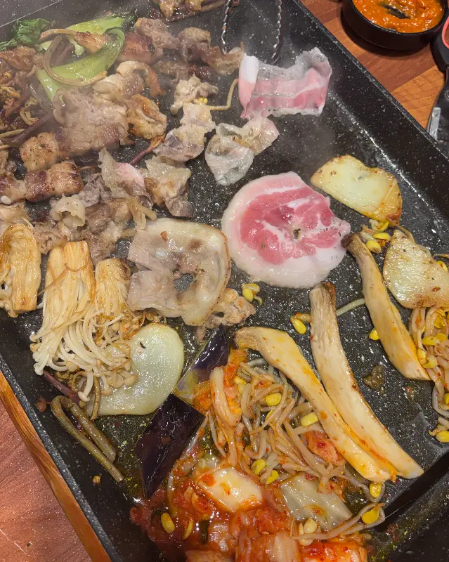 불판 위에서 익어가는 다양한 재료들