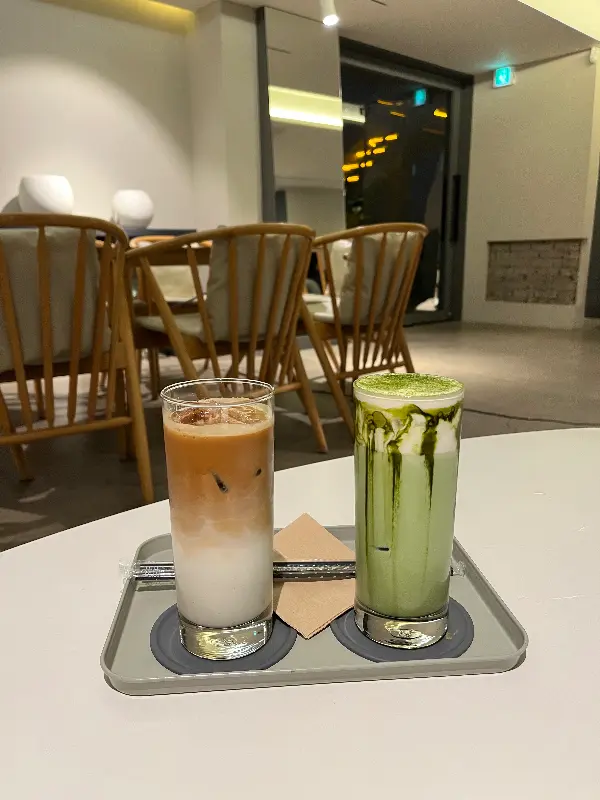 음료 두 잔이 놓인 테이블