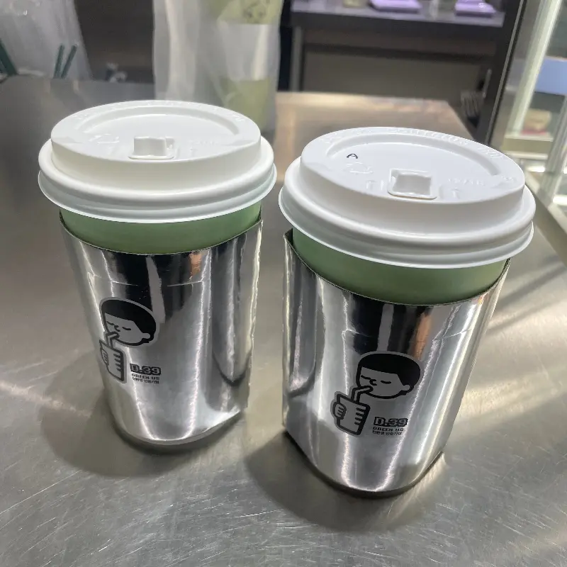 테이블에 놓인 음료 두 잔