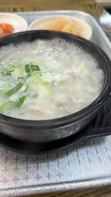 뽀얀 국물의 돼지국밥