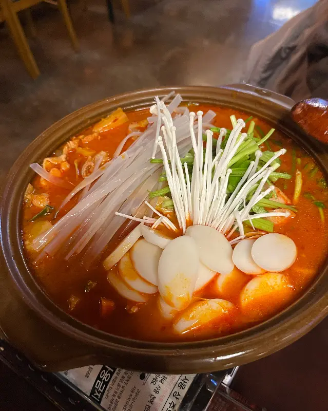 테이블 위에서 보글보글 끓고 있는 닭볶음탕