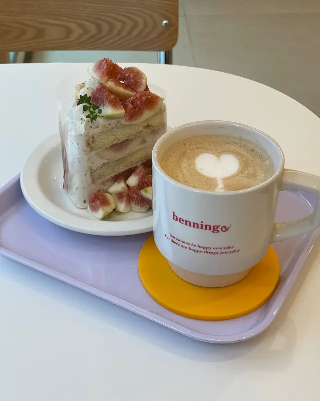 무화과 케이크와 하트 라떼 아트