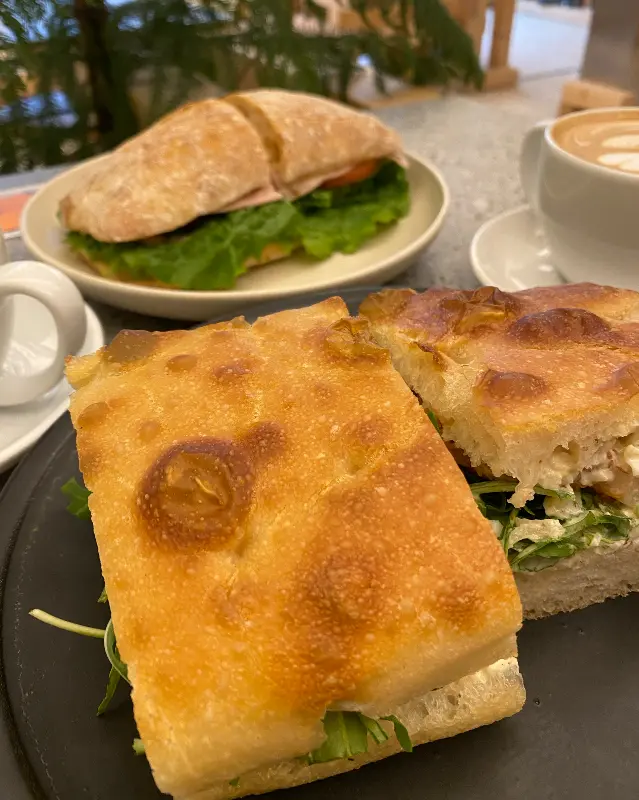 클래식 샌드위치와 포카치아 샌드위치