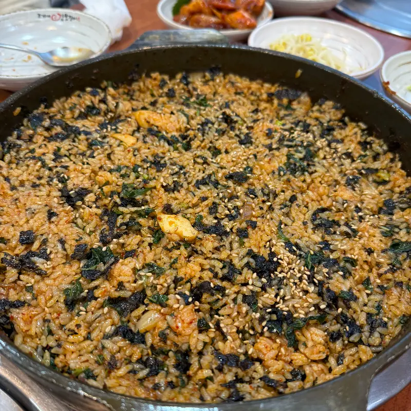 김가루와 참깨가 듬뿍 뿌려진 볶음밥