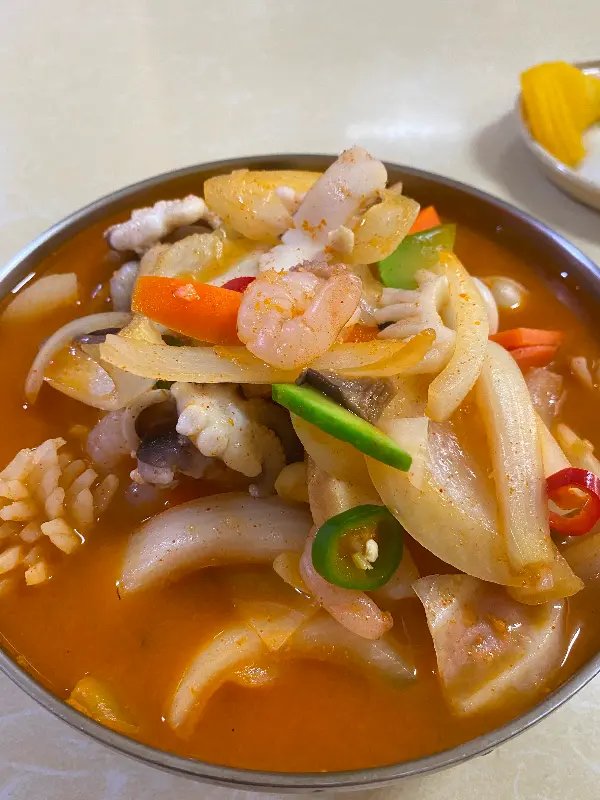 해산물 가득 굴짬뽕