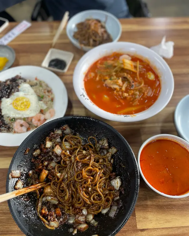 테이블 가득 채운 음식