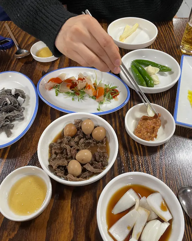 육회에 노른자를 터뜨려 비비는 모습