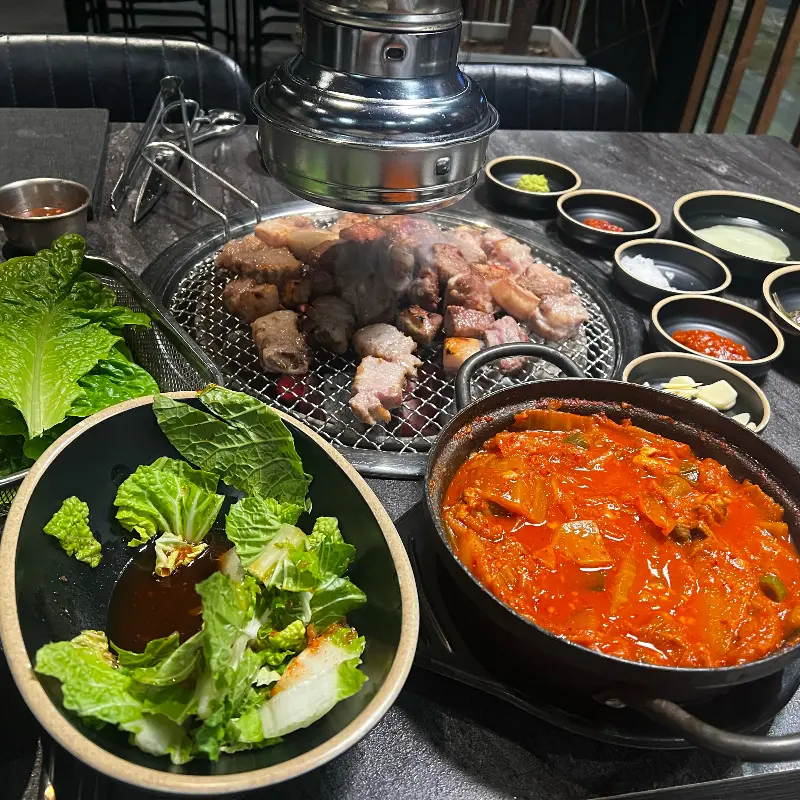 흑돼지 근고기, 김치 짜글이, 쌈 채소 한 상 차림