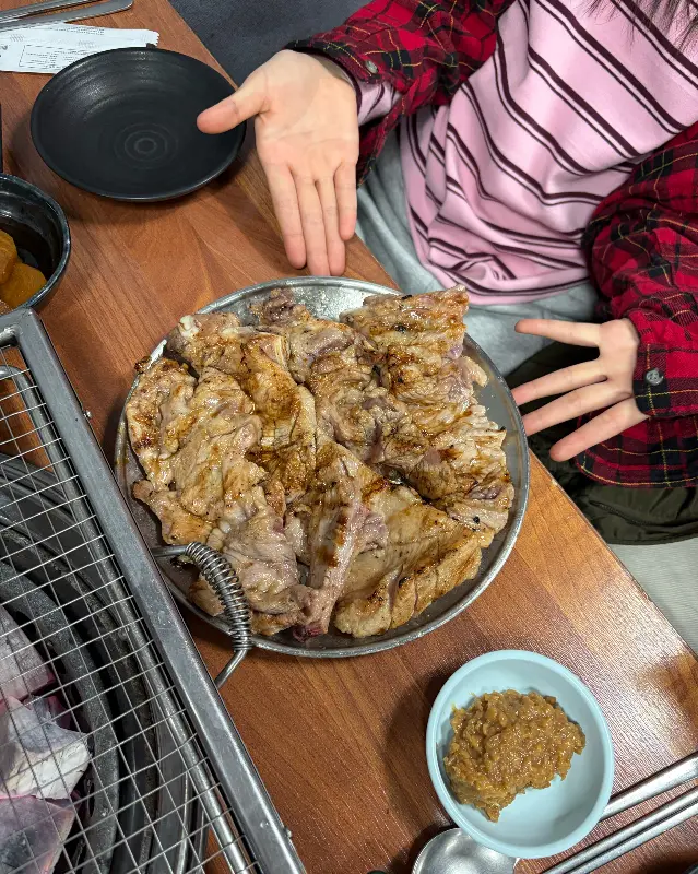 푸짐한 돼지갈비 한 상차림